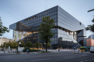 新的阿克塞尔施普林格建筑，黑色玻璃和穿过中心的白色中庭