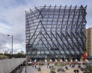 布鲁内尔大楼的外观，一个覆盖着钢铁外骨骼的玻璃摩天大楼