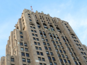 一幢装饰艺术风格的摩天大楼的顶部