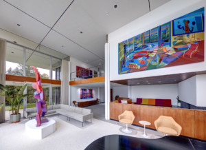 现代主义住宅的内部，绘画作为虚拟窗户