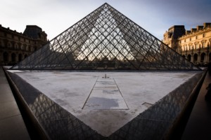 卢浮宫金字塔，博物馆因covid而关闭