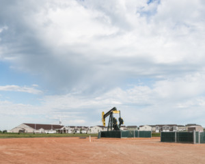 一个油井在平坦的平原上，作为绿色新交易课的一部分