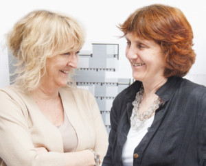 两名妇女互相微笑，2020年Pritzker奖获奖者Yvonne Farrell和Shelley McNamara