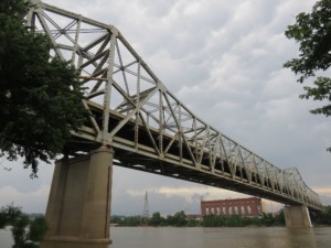 穿过河的双层桁架桥