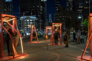 在曼哈顿的设计安装在晚上被图画由红色金属框架制成