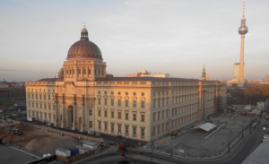 重建的柏林宫殿的看法与观察塔的在背景中，洪堡论坛