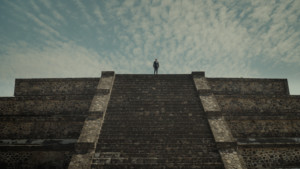 ADFF电影显示一个女人站在石阶上