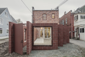 由Davidson Rafailidis设计的红砖露台围墙
