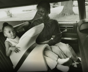 一对母女坐在一辆汽车在1973年的照片