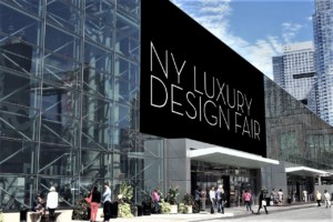 展示了一个会议中心的外观，横幅上写着“纽约奢侈品设计博览会”