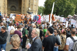抗议者聚集在伦敦挥舞着标志的气候三月