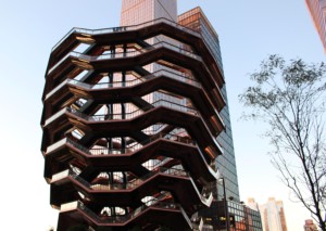 一个以摩天大楼为背景的螺旋形楼梯雕塑