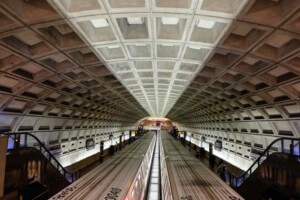 DC地铁站内部，有两列火车