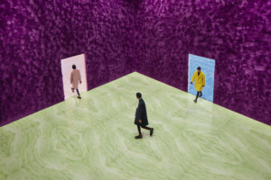 三个模特在普拉达(Prada)由amo设计的2021秋冬男装秀上走秀