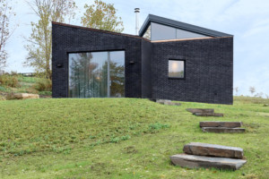 由GRT建筑事务所设计的黑砖住宅