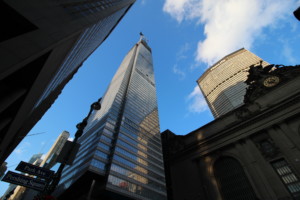 仰望曼哈顿的摩天大楼