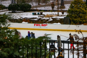与特朗普标志的滑冰溜冰场