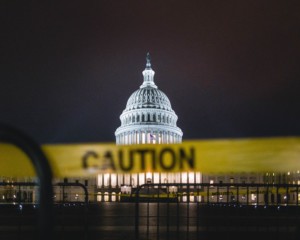 美国国会大厦在夜间用警戒线拍摄。