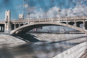 混凝土盖L.A.河流