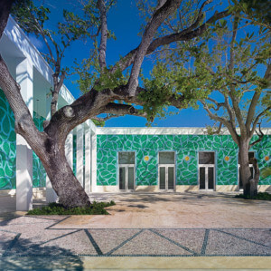 这个低矮的公共空间由Cúre&Penabad设计，围绕着中央框架的树木，以生动的绿色墙壁为中心