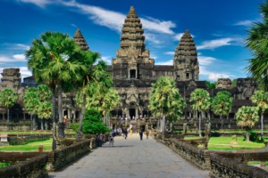 游客参观柬埔寨著名的佛教寺庙吴哥窟