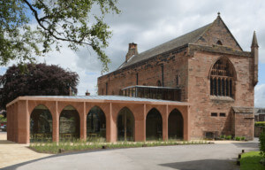 卡莱尔大教堂（Carlisle Cathedral）的外部，这是一座红石教堂，另外还有一个低矮的拱形中庭