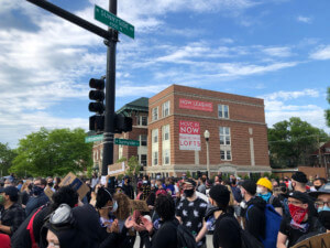 抗议者聚集在一所学校前，改为阁楼