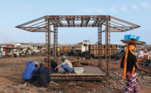 建筑工人在非洲搭建一个由low设计事务所设计的展馆