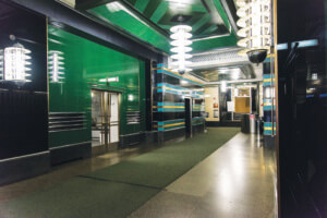 前麦格劳希尔(McGraw Hill)大楼的现代艺术大厅，有绿色的墙壁和天花板，以及螺旋式的装饰艺术灯