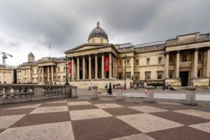 在伦敦的国家美术馆前挂着红色的横幅