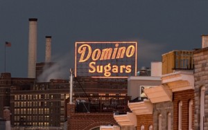 工厂顶上亮着的霓虹灯上写着多米诺糖