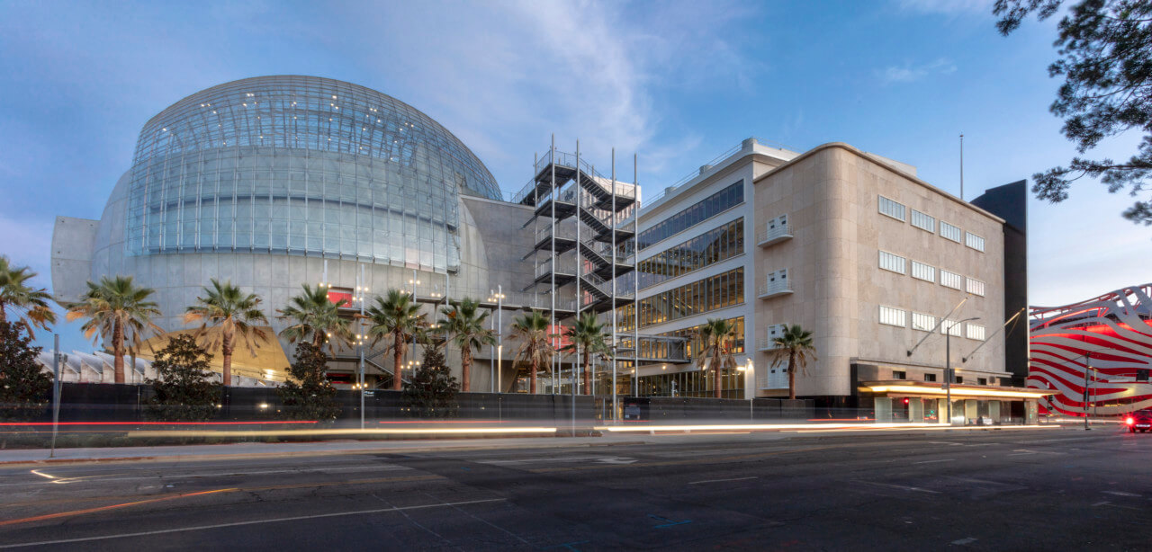 照片描绘了一个新的洛杉矶博物馆有超大的玻璃圆顶和楼梯在中心