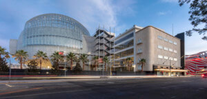 这张照片描绘了一个新的洛杉矶博物馆，超大的玻璃圆顶和中央的楼梯