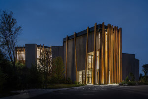在艺术保护区内，一幢入口用木板砌成的博物馆大楼在夜间拍摄