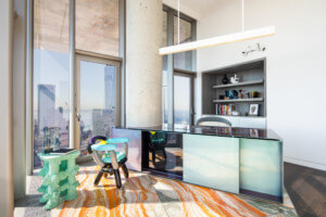 伦纳德街56号一间办公室的内部装潢，这是一栋俯瞰曼哈顿的塔楼，里面摆放着达什·马歇尔(Dash Marshall)设计的彩色家具