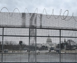 美国国会大厦被铁丝网包围