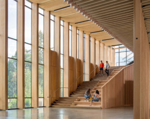 在俄勒冈州立大学林业学院内，由多层空间由木材制成