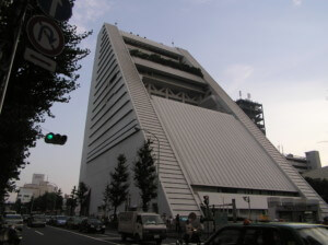 日本一座倾斜的高层建筑的外观