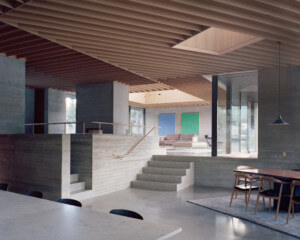一个混凝土和木材家的内部在不列颠哥伦比亚省