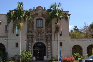 拥有70年历史的圣地亚哥艺术学院前面有标志，它将成为圣地亚哥当代艺术学院