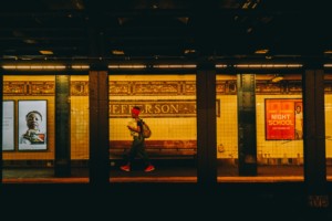 一名女子走过纽约地铁站台，避开了交通路口