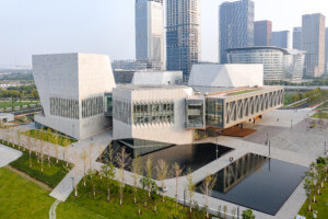 呈现在水泥池子上面的天津茱莉亚音乐学院，晶体结构