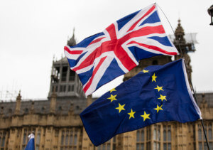 联盟杰克和欧盟旗帜的照片一起担心Brexit