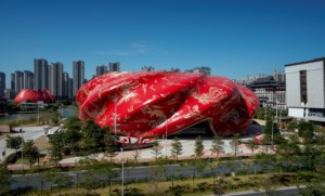 在中国的一个红色滚筒剧院，在2020年投票给了最丑陋的建筑物