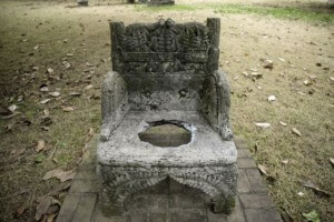 这是一张ps过的杰斐逊·戴维斯纪念椅，上面有个洞