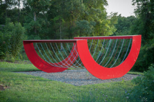 红钢雕塑调用由Melvin Edwards设计的摇滚乐队
