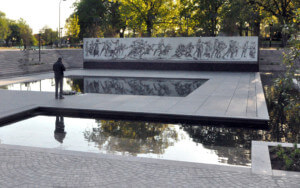第一次世界大战纪念馆水景上的一个人