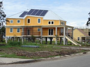 带有倾斜太阳能电池板的高架住宅