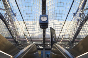 当代火车站的内部照片有一个暂停的装饰时钟的在中心在Moynihan火车大厅