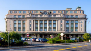 一座历史悠久的大型酒店大楼，将举办简·雅各布斯主题的活动